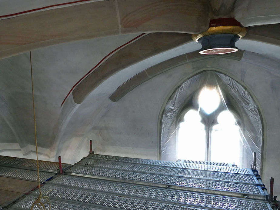 Malerarbeiten in der Stadtpfarrkirche (Foto: Karl-Franz Thiede)